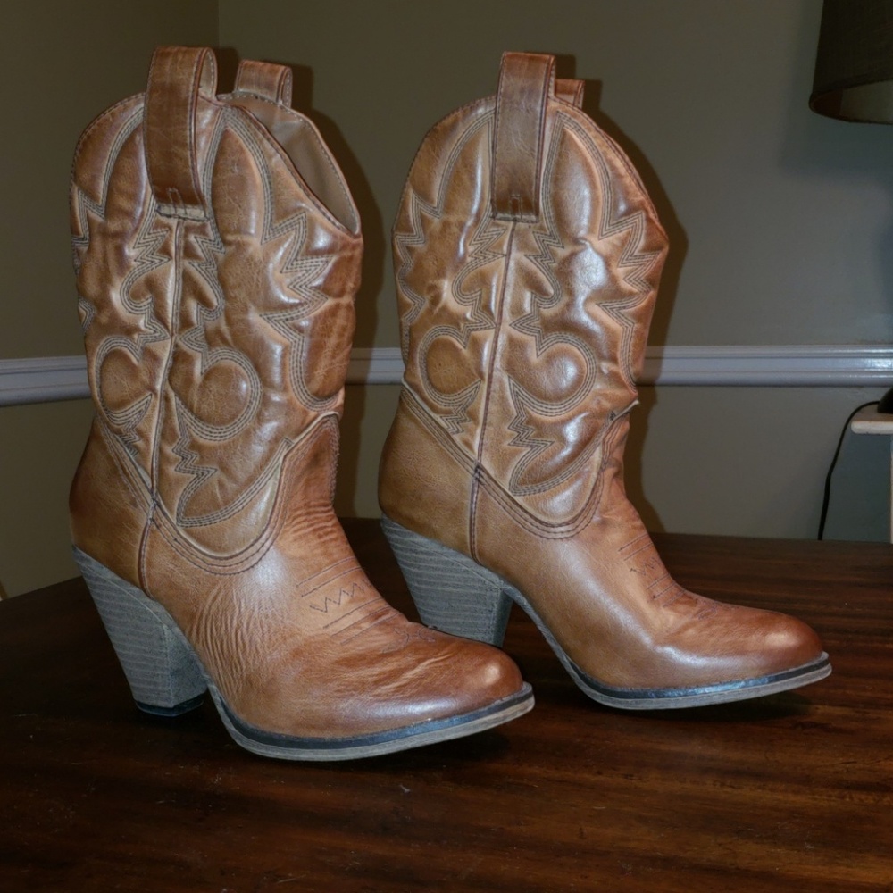 Womens size 7 MIA cowboy boots